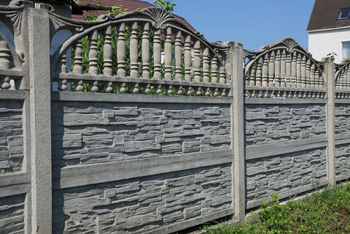 betonowe ogrodzenie posesji